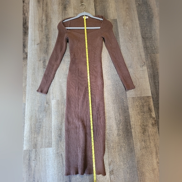 Elegant Brown Knit Dress - Picture 5 of 8